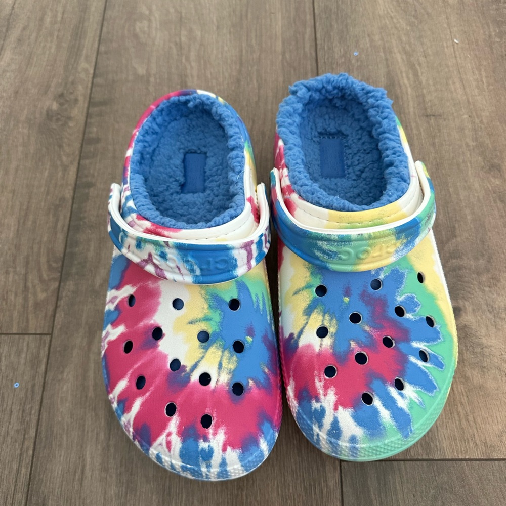 Crocs NWOT tie dye w/ furry insides Women’s 7